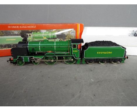 Hornby - A boxed 00 gauge 4-4-0 SR Schools Class locomotive named Stowe in Southern green livery operating number 928. This m