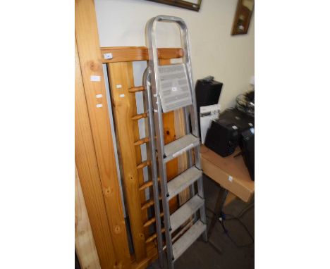 Aluminium folding step ladder