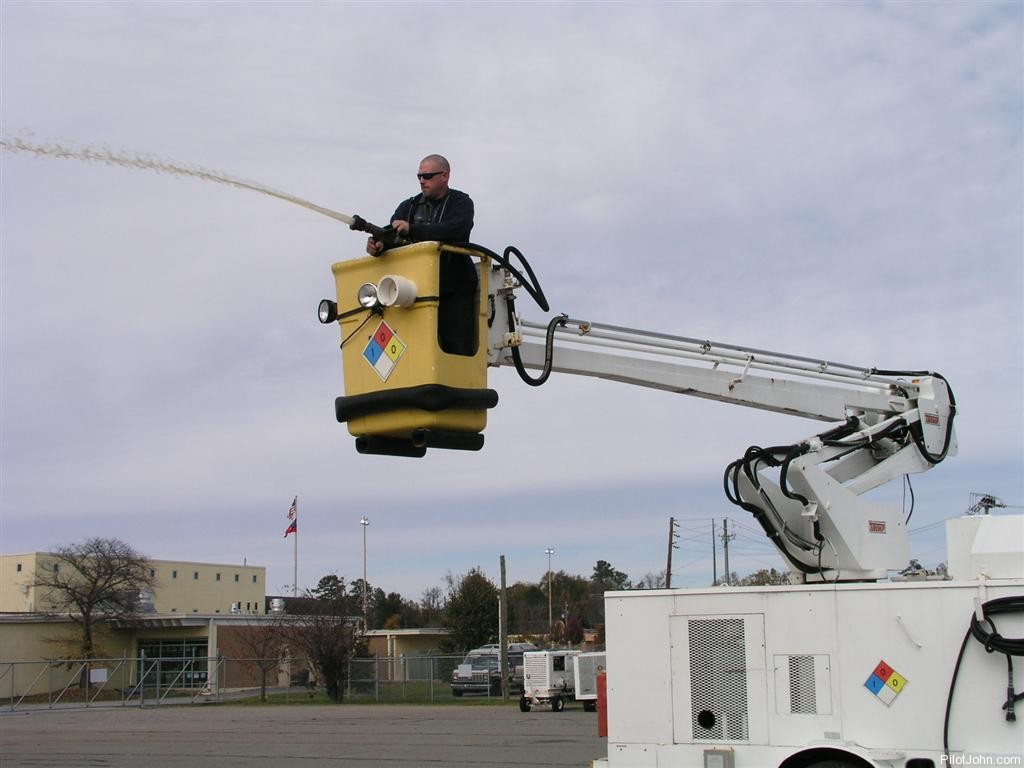 1987 FORD BUCKET TRUCK Deicer Truck JBT Aerotech DD1200(deicer model) Front Engine V8 Gas