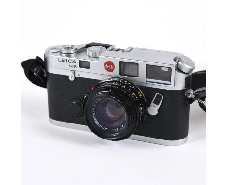 Serial Number 1705467, with a black leather and chrome case. With a Leitz Summicron-M 1:2/35, E39 Lens, Number 3396628. With 