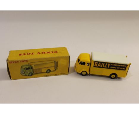 5 boxed models including 280 Midland Mobile Bank, 661 Recovery Tractor, 617 Anti Tank Gun, French Dinky 33AN Simca Cargo Bail