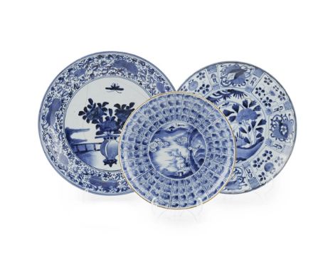 THREE ARITA BLUE AND WHITE DISHESEDO PERIOD, 17TH/18TH CENTURY the first painted with a dragonfly above a large vase of flowe