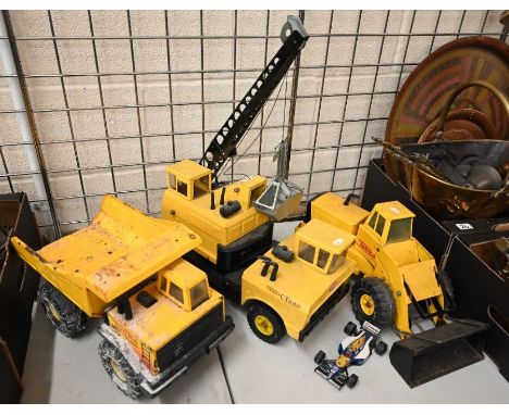 A trio of vintage large scale Tonka toys - No 3940 Mighty Tonka Mobile Crane to/w Front-Loader &amp; Dump-truck; lot also inc