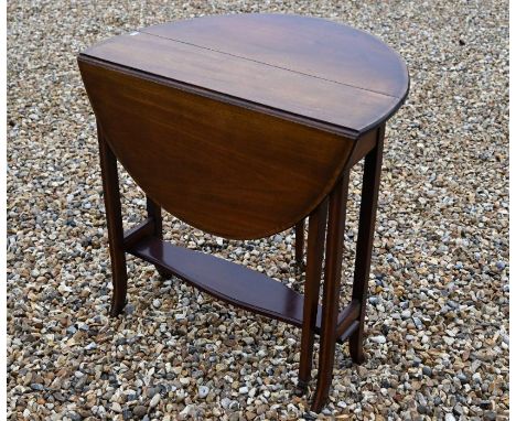 A Victorian walnut Sutherland table on turned gate-leg action supports with brass caps and casters, 114 cm x 78 cm x 72 cm h 