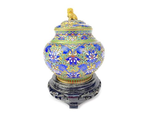 20TH CENTURY CHINESE CLOISONNÉ ENAMEL JAR WITH COVER, decorated with bands of stylised foliage, the lid with foe dog finial, 