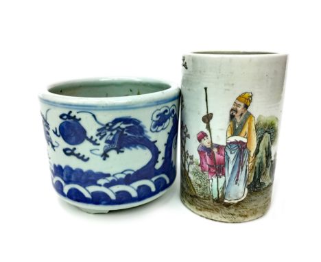 EARLY 20TH CENTURY CHINESE CERAMIC BRUSH POT, of cylindrical form, painted with two figures in a garden setting with with Chi