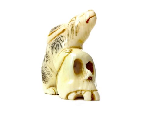 EARLY 20TH CENTURY JAPANESE IVORY NETSUKE, modelled as a rat and skull, unsigned, 3.5cm high