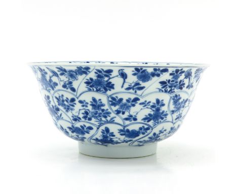 On raised circular, floral decor, 18th Century, marked with double ring, 20 cm. in diameter, with hairline.