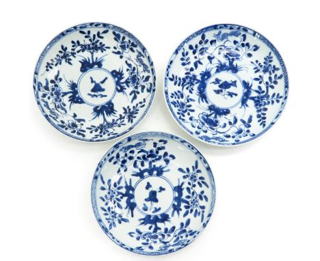 Floral decor with birds, 21 cm. in diameter, light fritting on edge.