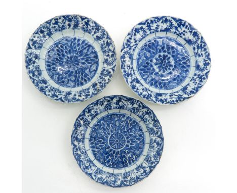 Floral decor, marked with double ring and conch shell on back, 18th Century, 21 cm. in diameter, small chips on rim.