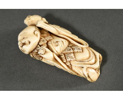 Elfenbein Netsuke "Gama Sennin mit dreibeiniger Kröte", stehende Figur mit drapiertem Gewand und Blätterumhang, verschieden g