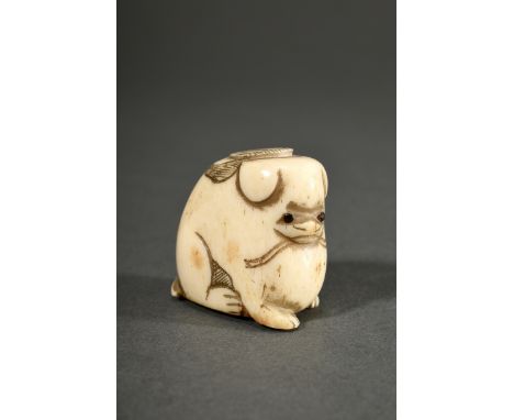 Hirschhorn Netsuke "Sitzender Welpe" mit eingelegten Horn Augen, Japan, H. 3,1cm