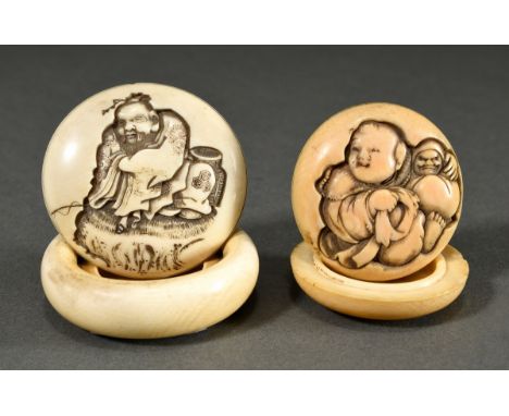 2 Diverse Elfenbein Manju Netsuke mit Reliefdarstellungen, Japan, 2.Hälfte 19.Jh.: 1 "Karako mit Daruma Puppe" verso "Fächer"