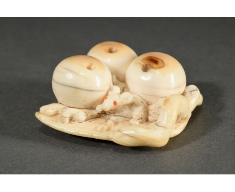 Elfenbein Netsuke "Maus zwischen Mispeln", eingelegte Karneol Augen, Japan 19.Jh., 2x4x4cm, schöne Patina, etwas defekt, Trag