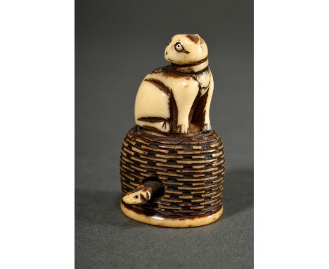 Volkstümliches Hirschhorn Netsuke "Katze auf Korb mit beweglicher Ratte", schöne Patina, Japan 19.Jh., H. 4,5cm