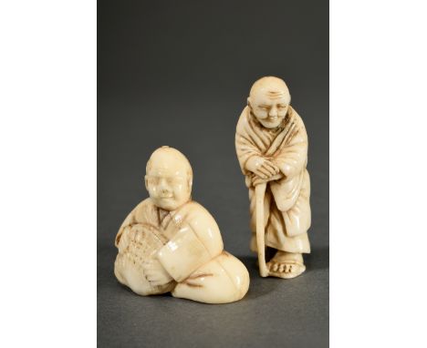 2 Diverse Tierzahn Netsuke: "Blinder Mann mit Stock" (H. 4,8cm) und "Sitzender Mann mit Venusmuschel" (H. 3,5cm), verschieden