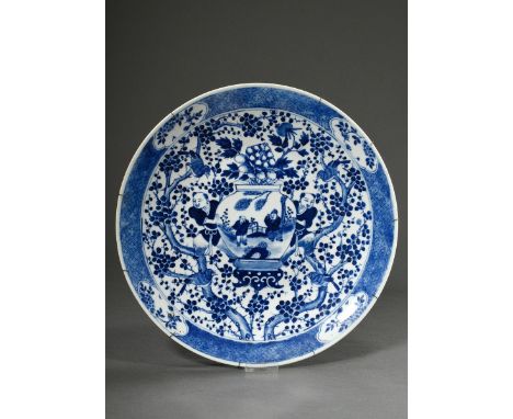 Runde Platte mit reichem Blaumalerei Dekor "Zwei Knaben mit  Vase auf Prunuszweig Fond mit Staren" im Kangxi Stil, Qing Dynas