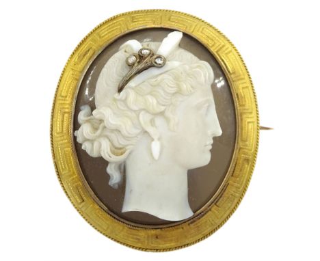 Victorian gold agate brooch depicting bust portrait of a lady in profile, her hairpiece set with three diamonds, the gold sur