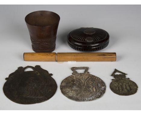 A Victorian tortoiseshell oval snuff box, width 9cm, together with three 19th century lead and iron badges depicting kings an
