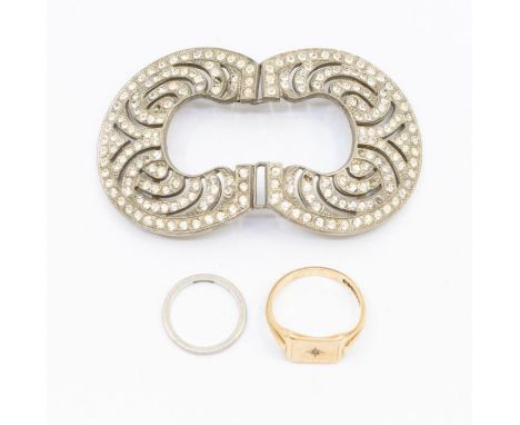 A gents 9ct gold diamond ring; a platinum band; a Czech paste set buckle (3)