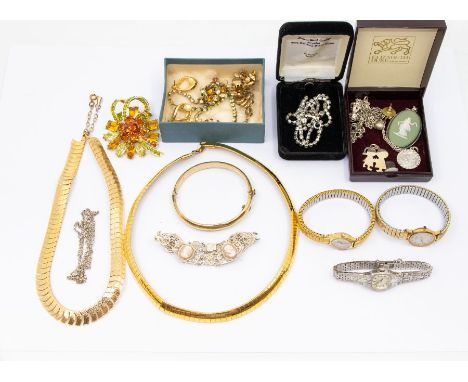 A collection of jewellery to include, a silver filigree and&nbsp;cameo bracelet, a&nbsp;Wedgwood Jasperware pendant set in si
