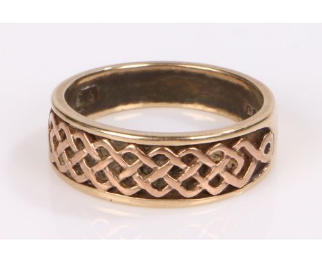 9 carat gold ring, with a crisscross design, 4.7 grams 