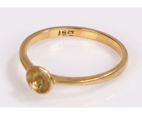 18 carat gold ring, with a disc design, 0.8 grams, ring size N