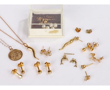 Yellow metal and gold jewellery, to include a 9 carat gold chain and pendant, 9 carat earrings and yellow metal earrings, tot