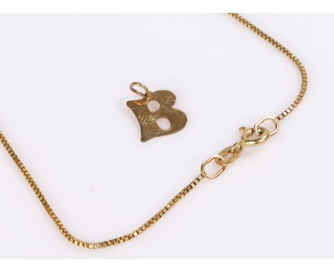 9 carat gold chain, together with a B pendant, 2.2 grams