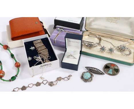 Collection of jewellery, to include a sliver gate bracelet, a heart bracelet, Scottish style brooch, jewellery set, etc, (qty