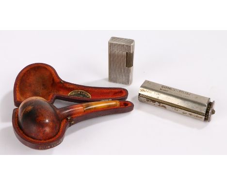 Dunhill 70 cigarette lighter, pipe with amber coloured mouthpiece, housed in a fitted leather case, Concinnum cigarette rolle