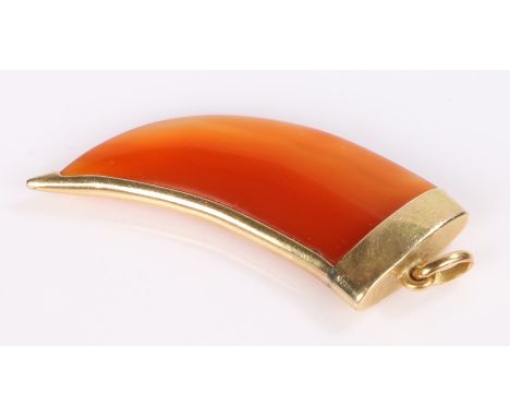 Gold and agate "Tigers claw" pendant, 40mm long