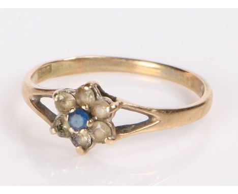 9 carat gold ring, with a flower head design