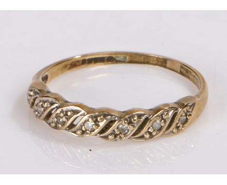 9 carat gold ring, with a wavy stone set head