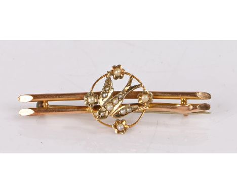 9 carat gold and pearl set brooch, with a bird to the centre and flower surround, 1.9 grams