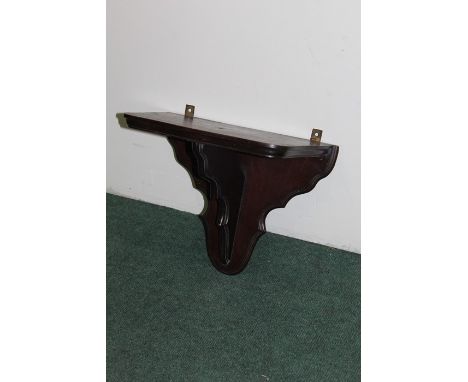 Mahogany wall bracket, the serpentine front shelf on a pierced support and shaped back plate, 33cm wide