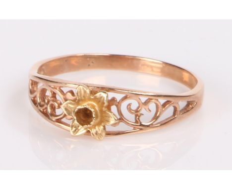 9 carat gold ring, with a flower head design