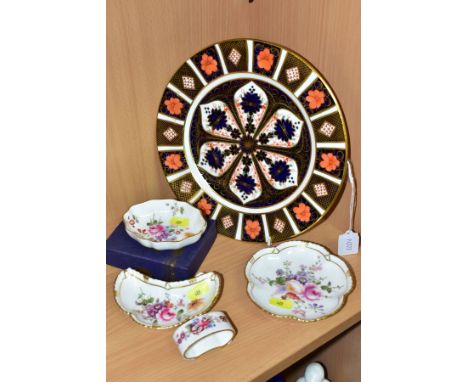 FIVE PIECES OF ROYAL CROWN DERBY, comprising an 'Old Imari' 23.5cm plate (sticker residue on front of plate), 'Derby Posies' 