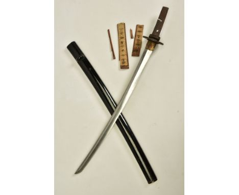 A WWII ERA JAPANESE 'GUNTO' SHORT SWORD with black painted/lacquered scabbard which is not marked, the blade length is approx