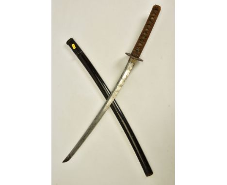 A WWII ERA JAPANESE 'GUNTO' SHORT SWORD, together with black painted/lacquered scabbard which has symbols on it, the blade le