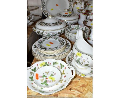 TWENTY FIVE PIECES OF WEDGWOOD 'STRAWBERRY HILL' AND TWO PIECES OF 'WILD STRAWBERRY', comprising 'Strawberry Hill' oval platt