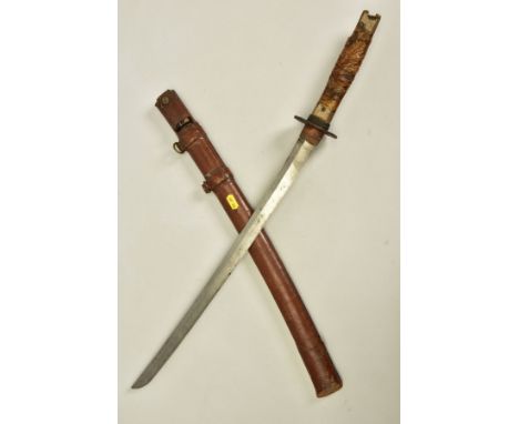 A WWII ERA JAPANESE 'GUNTO' SHORT SWORD, together with brown leather scabbard, blade length is approximately 55cm, the Riccas