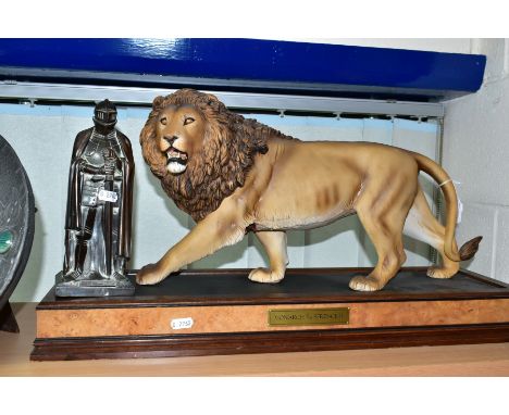 THE FRANKLIN MINT 'MONARCH OF THE SERENGETI CERAMIC LION FIGURINE, TOGETHER WITH A BRONZED METAL TABLE LIGHTER IN THE FORM OF