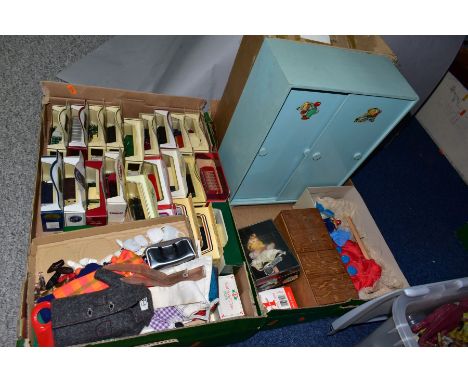 A QUANTITY OF ASSORTED VINTAGE SINDY AND OTHER CONTEMPORARY DOLLS CLOTHING AND ACCESSORIES, wooden dolls wardrobe (with origi