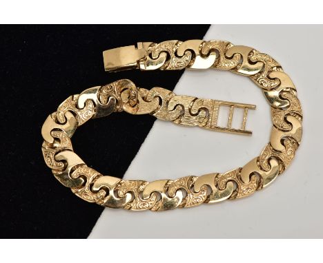 A 9CT GOLD CURB LINK CHAIN, some links with an engraved foliate design interspaced with plain polished links, fitted with a f