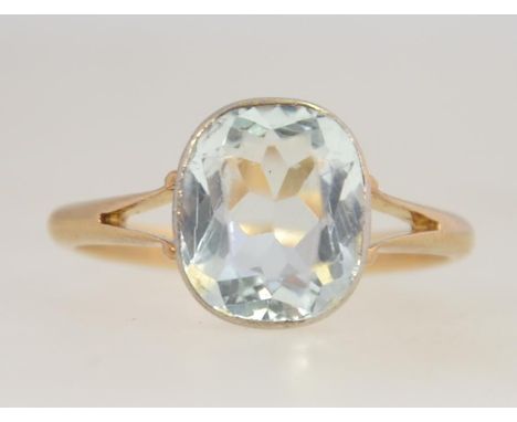 An 18ct gold and diamond ladies vintage ring being set with a beautiful aquamarine stone approx 1.5cts. Size L / Weight 2.8g