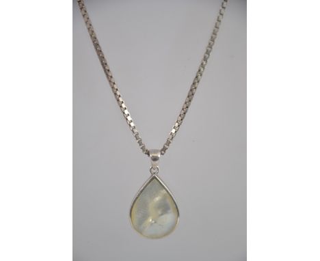 A chunky silver box linked necklace chain with mother of pearl and silver peardrop pendant. Total weight 22.5g / Size 50cms l