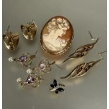 A 9ct gold mounted shell cameo oval brooch with Roman style carved portrait, (L x 3.5 cm), a pair of