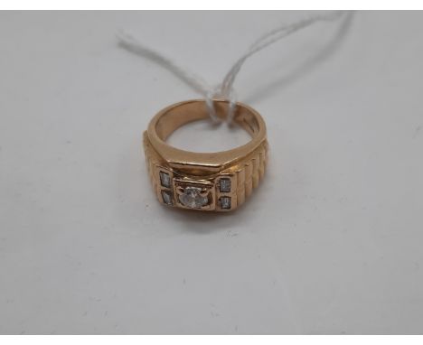 18CT GOLD &amp; DIAMOIND RING- SIZE K - APPROX 8.7 GRAMS