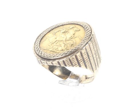 A sovereign 1908, later mounted in a vintage 9ct gold ring. With basket-weave design gallery and shoulders, on a plain taperi